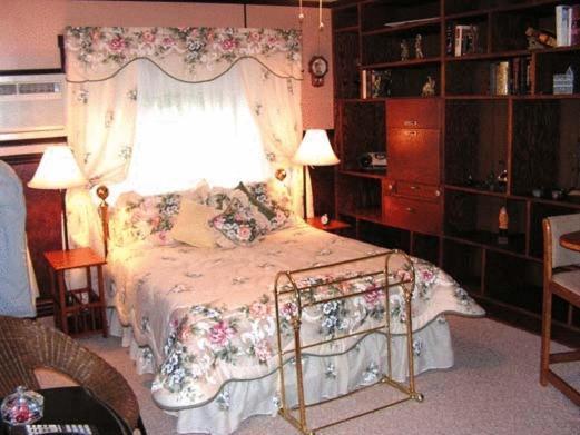 Gelinas Manor Victorian Bed And Breakfast Boiling Springs Room photo